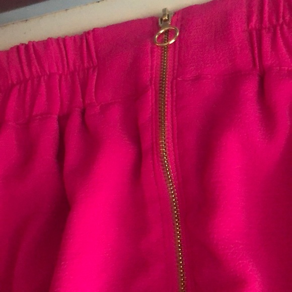 A bright pink skirt - Picture 2 of 3